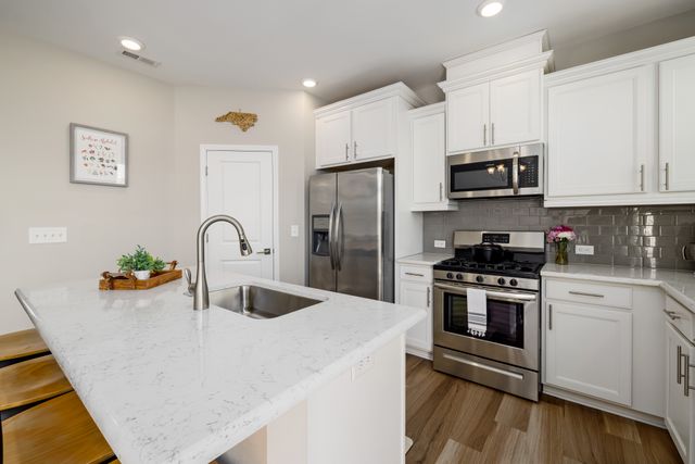 Quartz kitchen countertop installation Suimas Interiors
